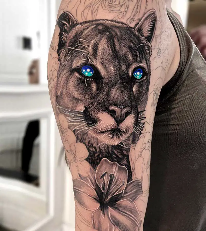 lion-hand-tattoo-blue-eyes-1