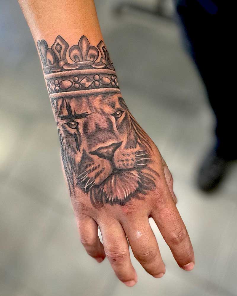 lion-hand-tattoo-crown-1
