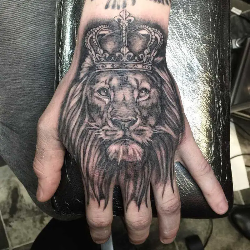 lion-hand-tattoo-crown-2