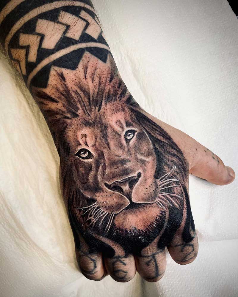 lion-hand-tattoo-ideas-2