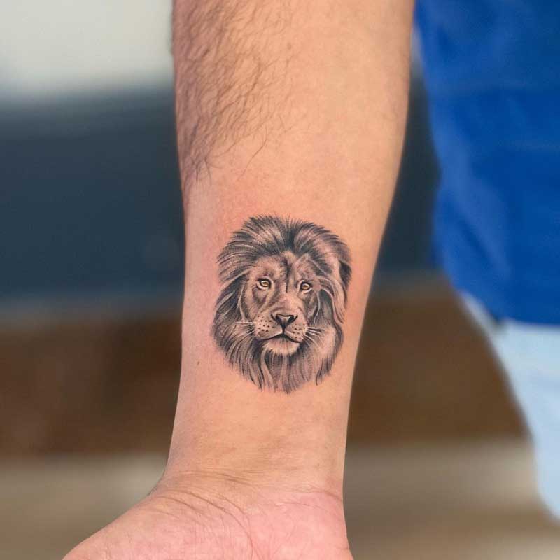 lion-minimalist-tattoo-1