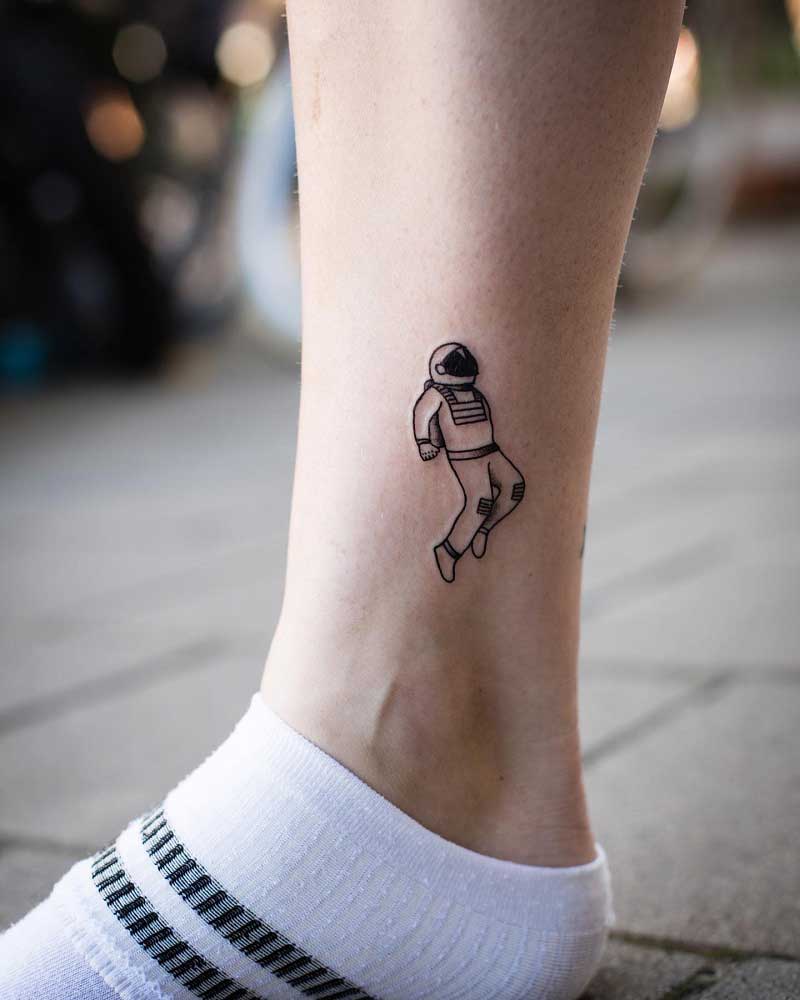 minimalist-astronaut-tattoo-1