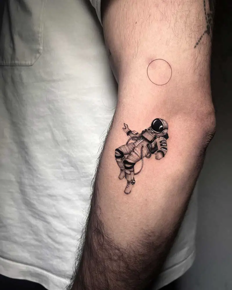 minimalist-astronaut-tattoo-2