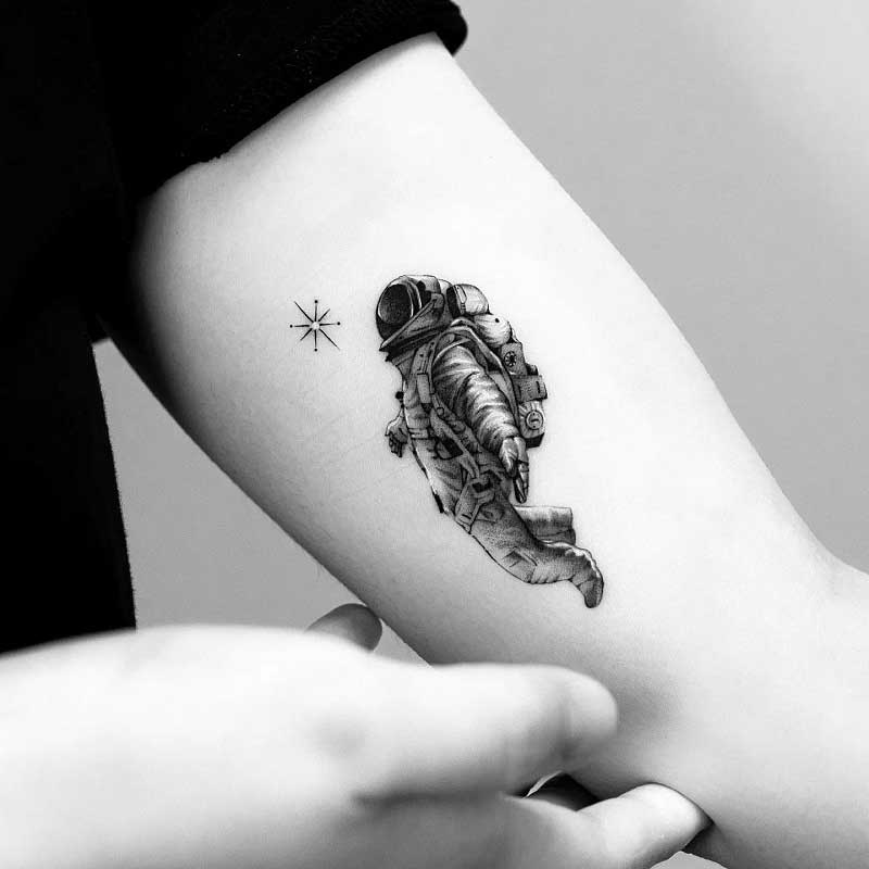 minimalist-astronaut-tattoo-3
