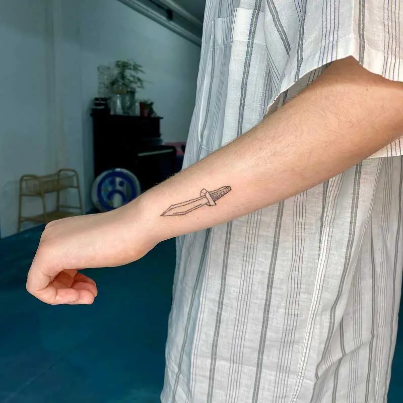 minimalist-knife-tattoo-2
