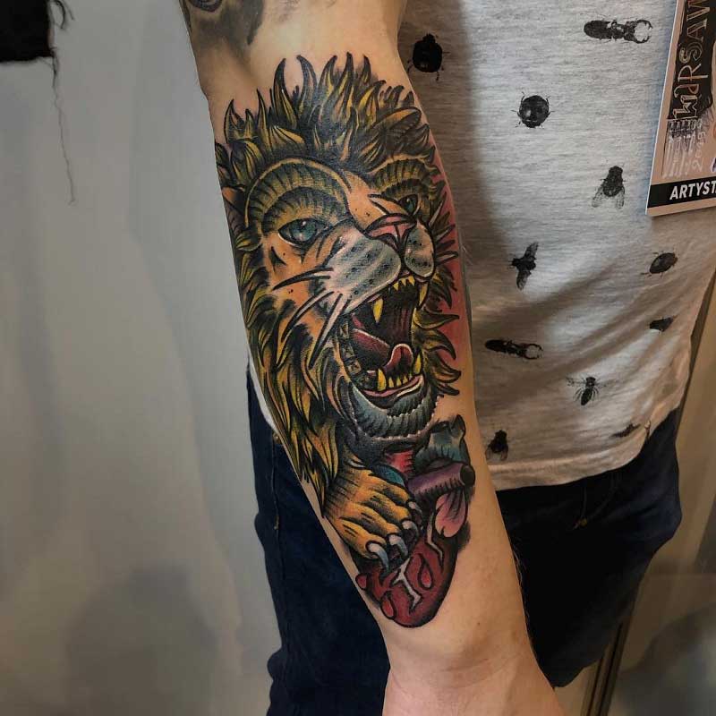 old-school-lion-hand-tattoo-1