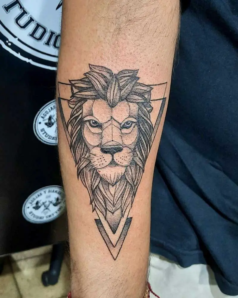 queen-lion-hand-tattoo-1
