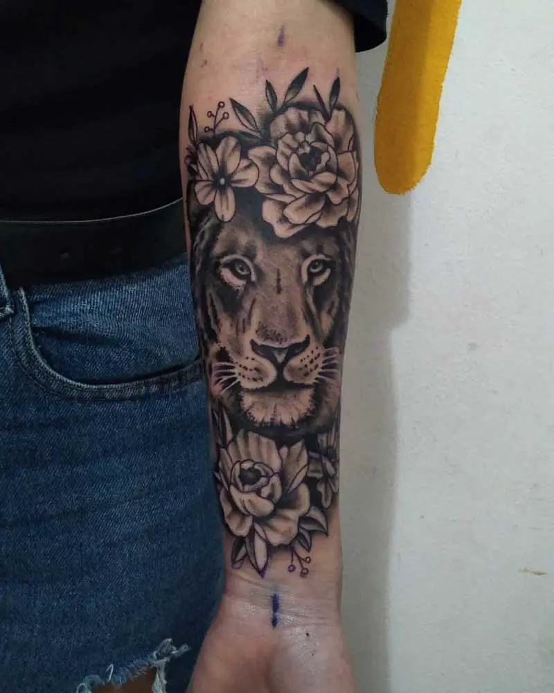 queen-lion-hand-tattoo-3