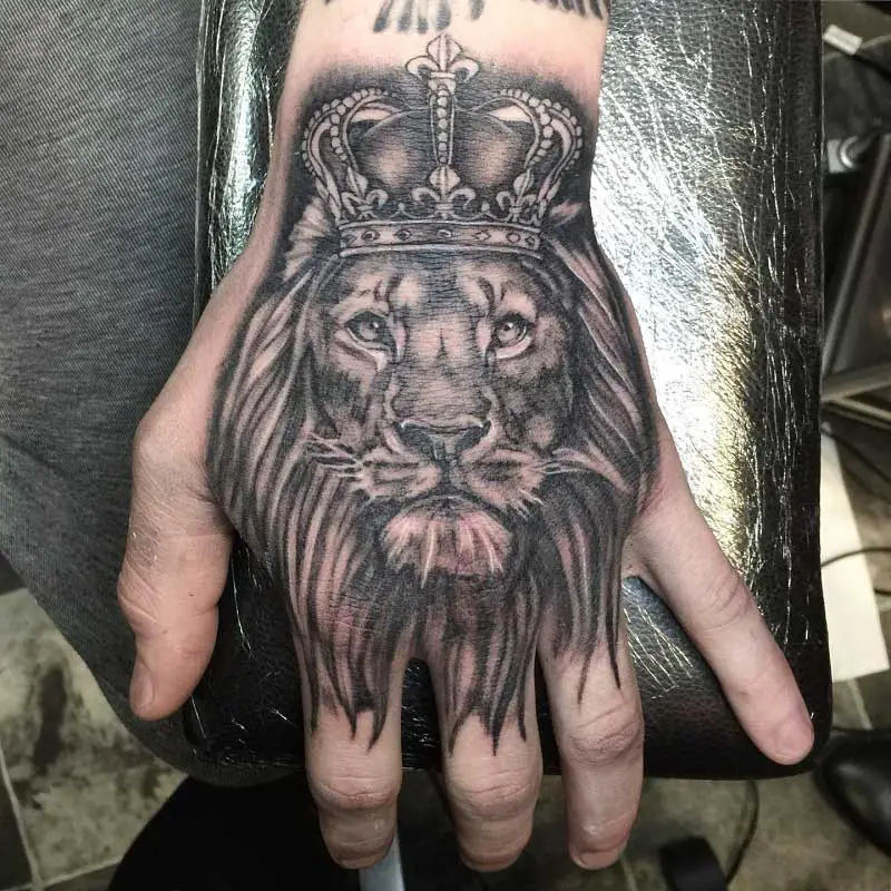 realistic-lion-hand-tattoo-1