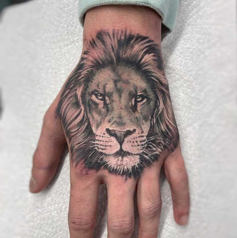 realistic-lion-hand-tattoo-2