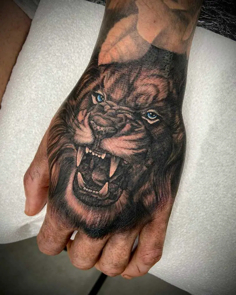roaring-lion-hand-tattoo-1