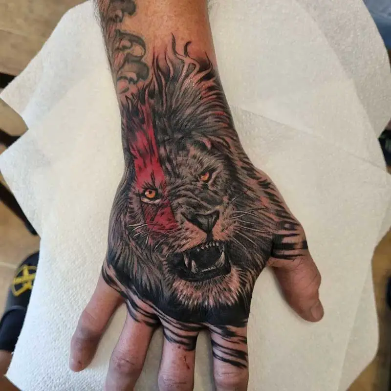 roaring-lion-hand-tattoo-3