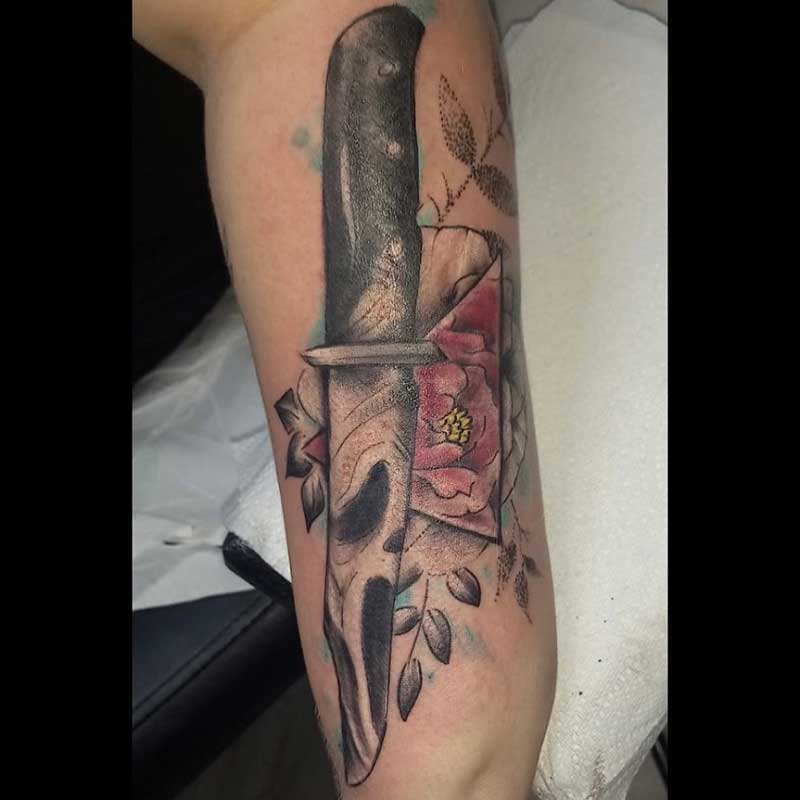 scream-knife-tattoo-2