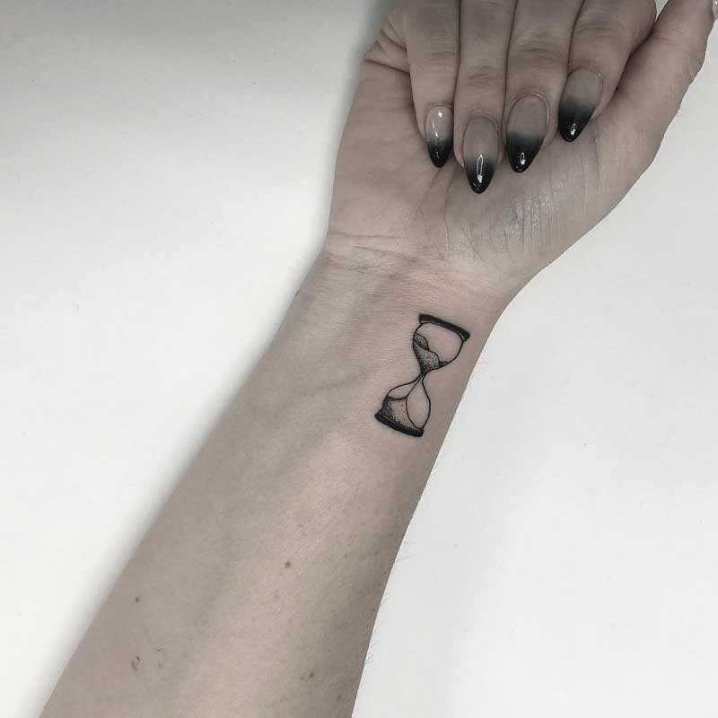 minimalist-hourglass-tattoo-2