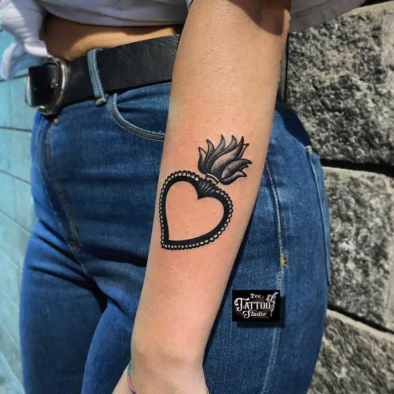 minimalist-sacred-heart-tattoo-1