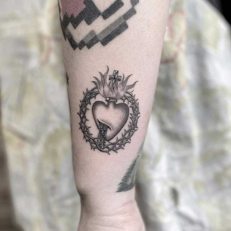 minimalist-sacred-heart-tattoo-3