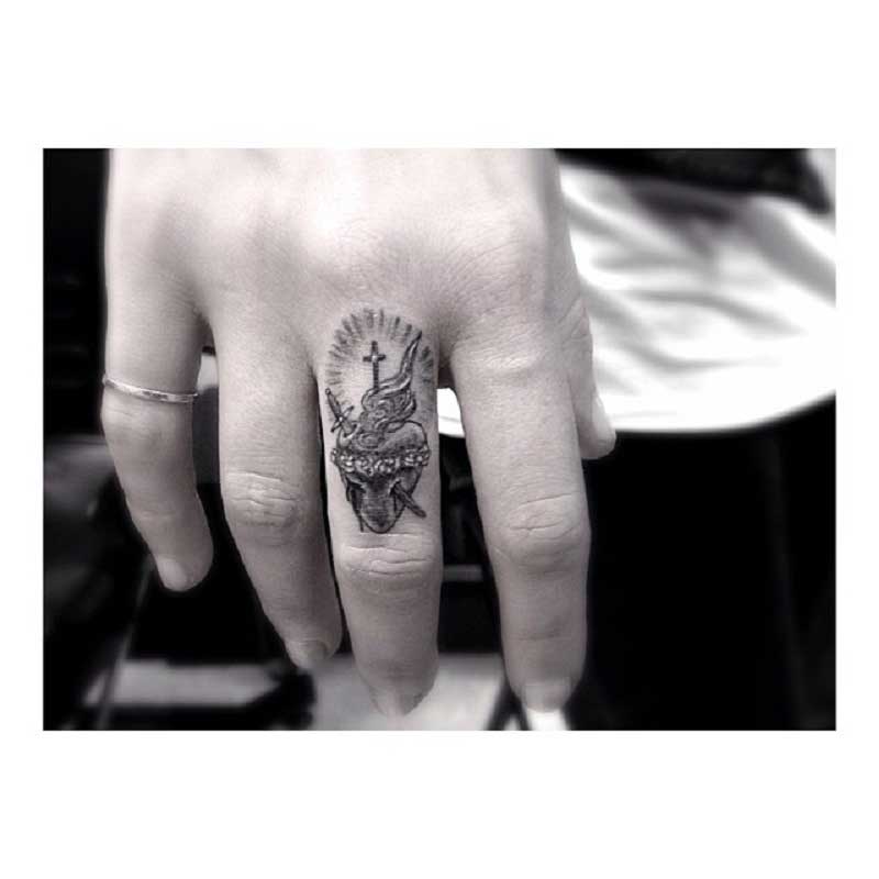 sacred-heart-finger-tattoo-3