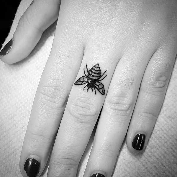 bee-finger-tattoo-2