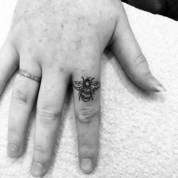 bee-finger-tattoo-3