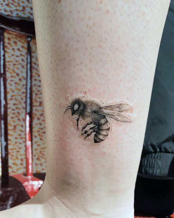 flying-bee-tattoo-2