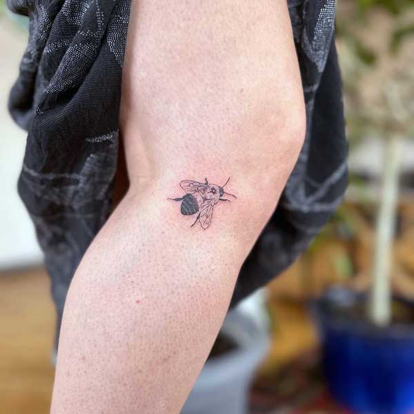 minimalist-bee-tattoo-1